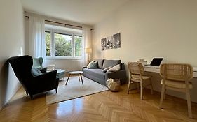 Apartmán s balkonem u parku&15 minut do centra